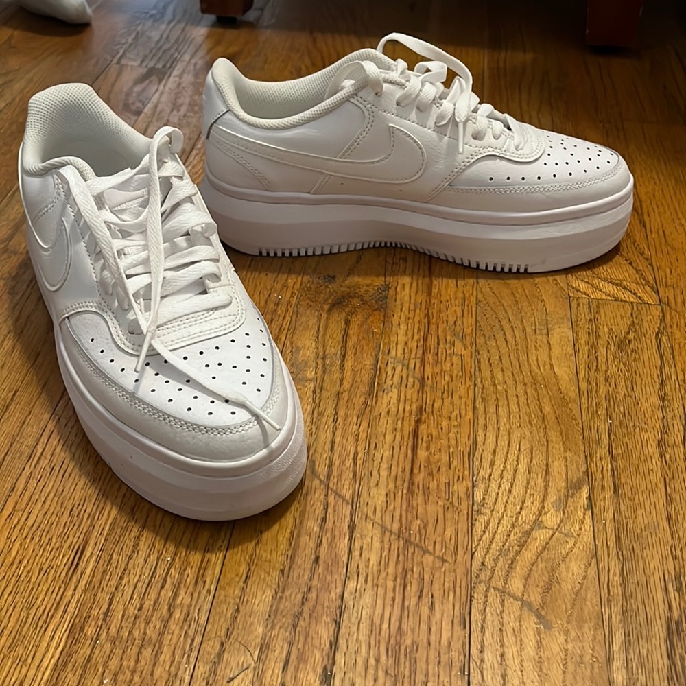 White nike sneakers, only worn one time! Near perfect condition